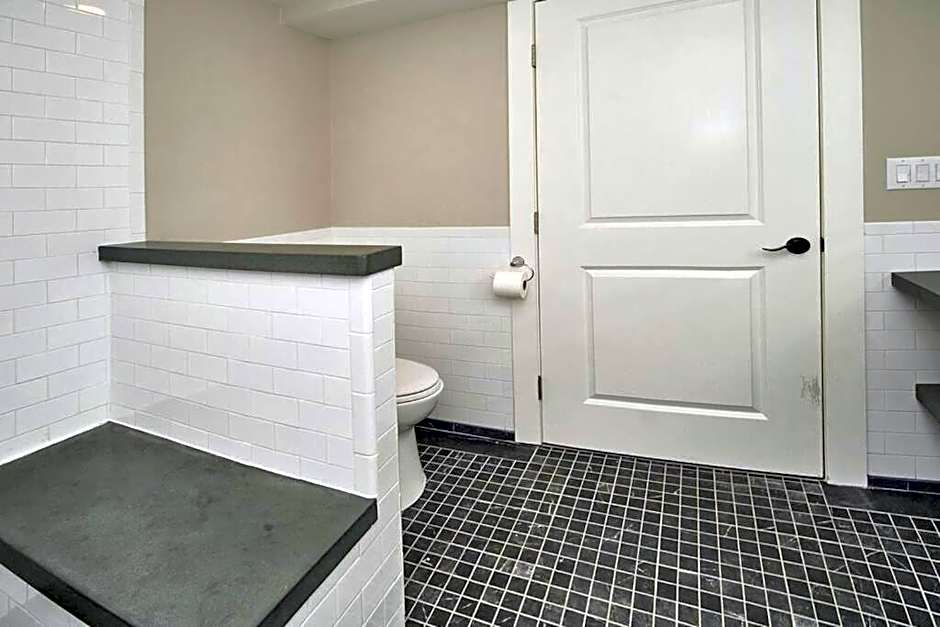 Craftsman Hideaway at the 1841 Farmhouse