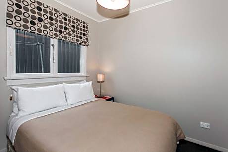 Three-Bedroom Apartment with Lake View