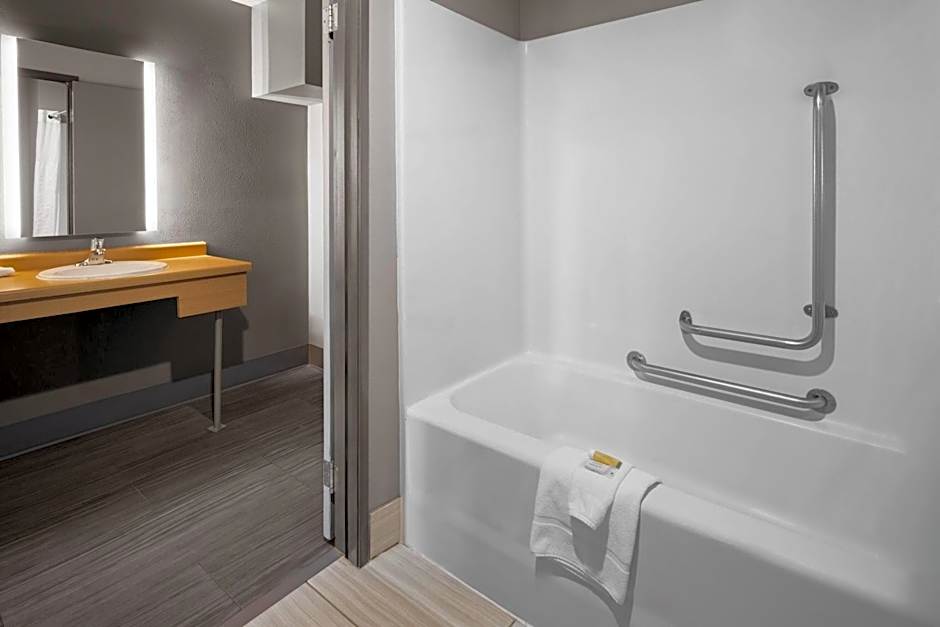 La Quinta Inn & Suites by Wyndham Milwaukee Airport / Oak Creek