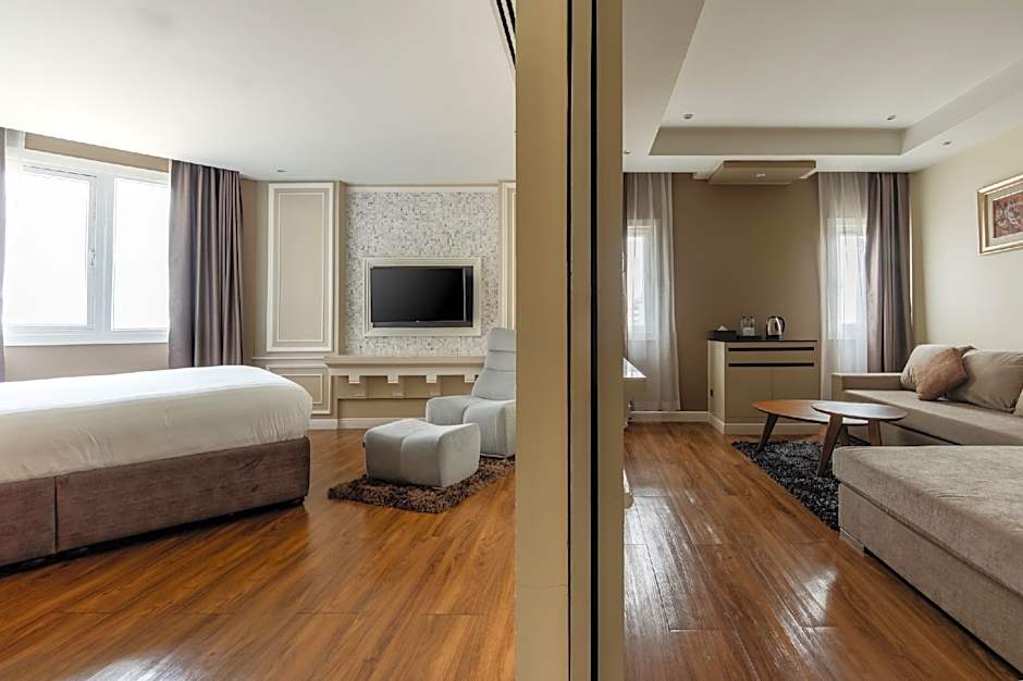 Sri U-Thong Grand Hotel