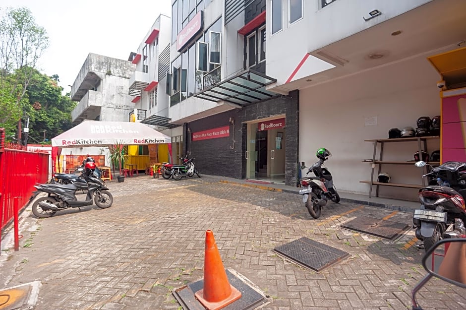 RedDoorz Plus near Plaza Blok M