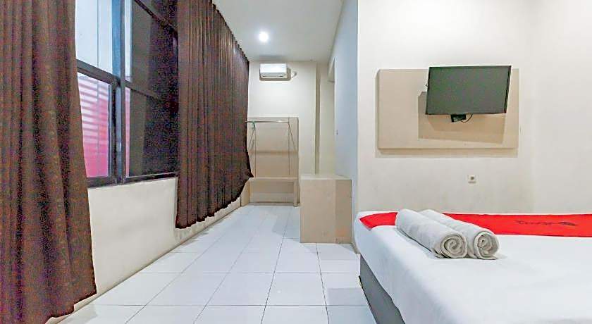 RedDoorz near Pasar Tarapung Siring Banjarmasin
