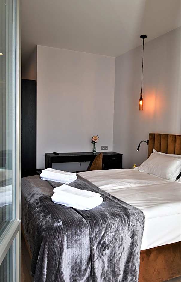 Patio Riverfront Aparthotel