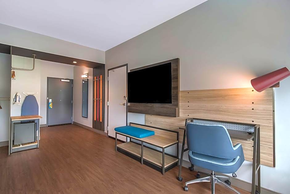 Photo 1 of 5 of 1 King Bed, Hearing Accessible