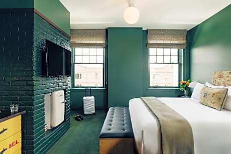 Deluxe Queen Room with View