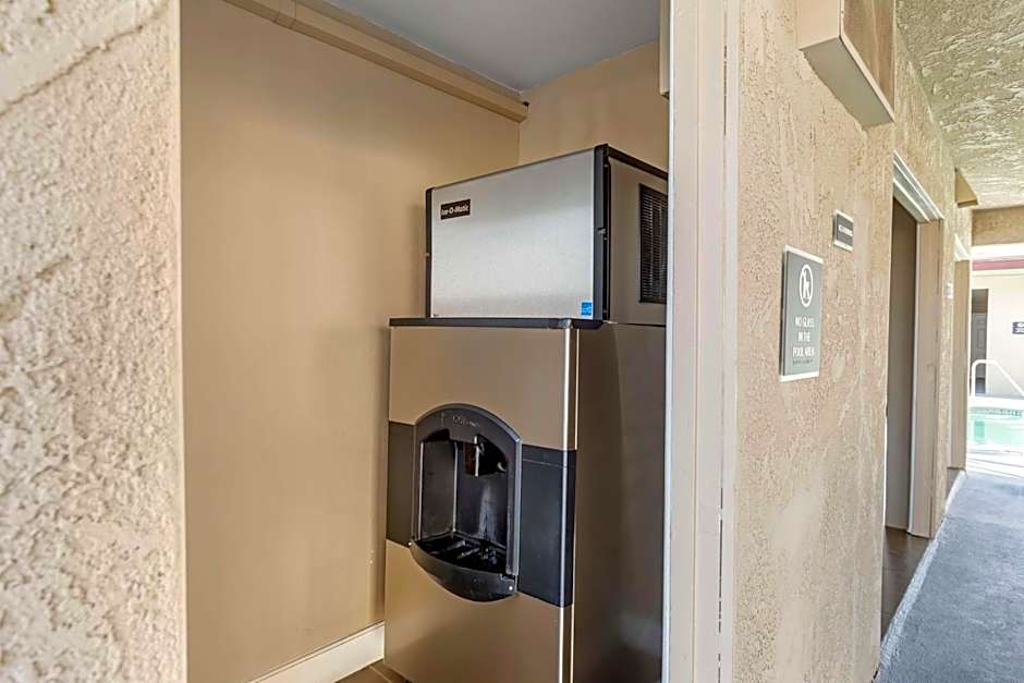 Best Western China Lake Inn