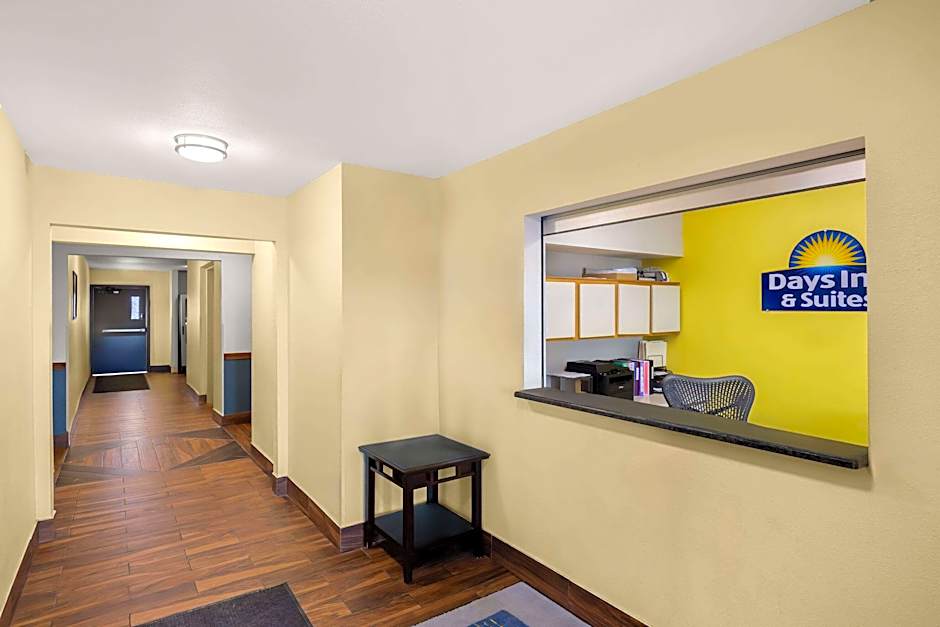 Days Inn & Suites by Wyndham Rochester South