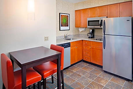 Studio Suite, 1 Queen, Sofa bed (Mobility &amp; Hearing Accessible w/ Tub)