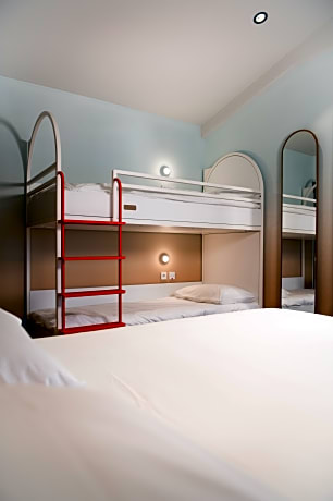 Family room capacity 4