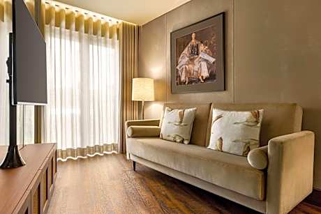 King Suite - Non-Smoking