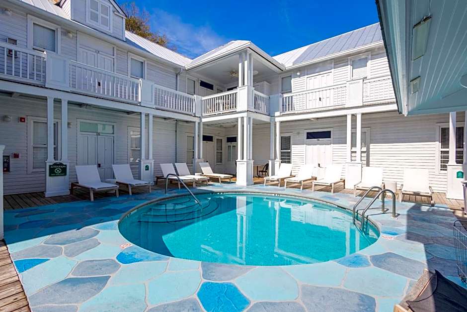 Deluxe Queen at the Curry Mansion - Parking & Heated Pool!