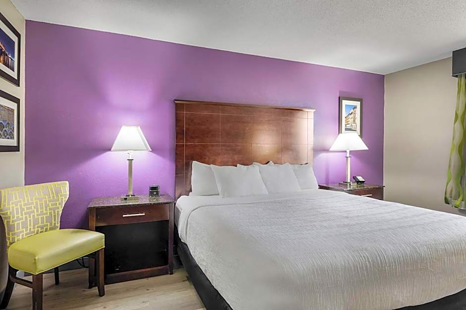 La Quinta Inn & Suites by Wyndham Louisville East