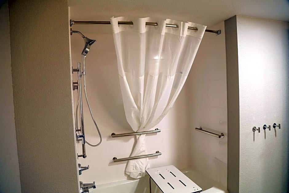Foto 1 daripada 1 — 2 Queen Beds, Accessible, Roll in Shower
