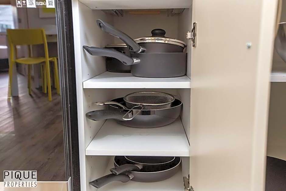 NEW, Euro-Style Suite, Whyte Avenue, AC, Netflix, Sleeps 6!