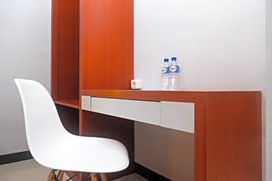 Urbanview Wisma Wirasatya Akpol Semarang by RedDoorz