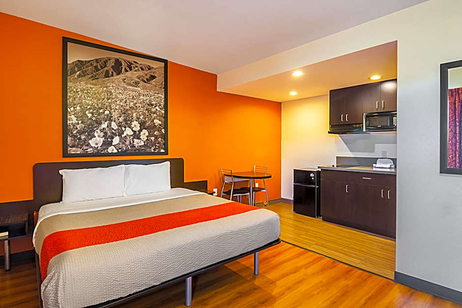 Motel 6 Hesperia, CA - East