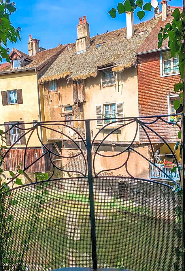 Les Volets Rouges