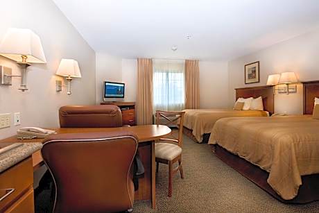 Queen Studio Suite with Bath Tub - Mobility Accessible - Non-Smoking