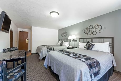 3 Queen Beds Suite Non-Smoking