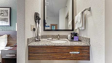 Queen Room - Accessible/Nonsmoking