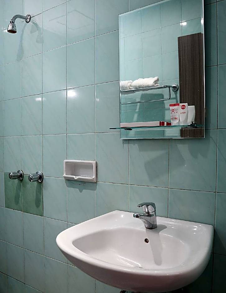 OYO 742 Mona Plaza Hotel