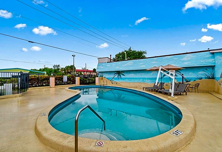 Super 8 by Wyndham Lantana West Palm Beach