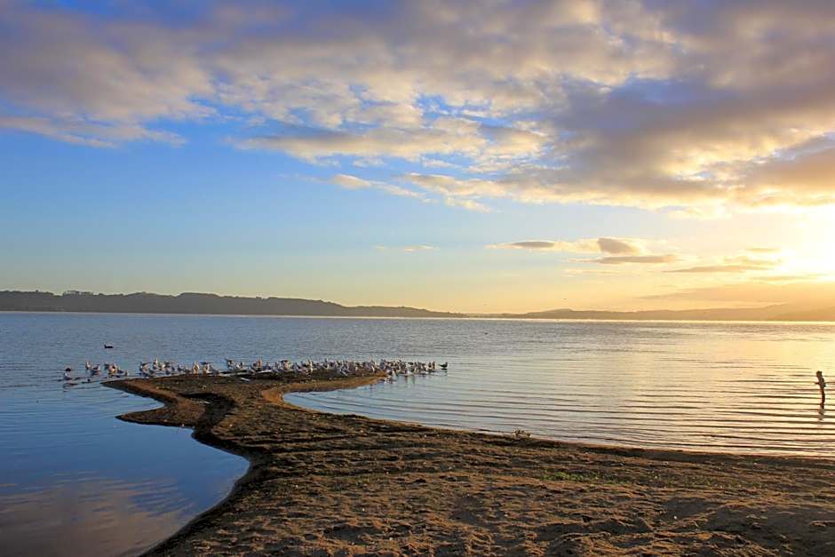 Jack & Di's Waiteti Lakefront Motel