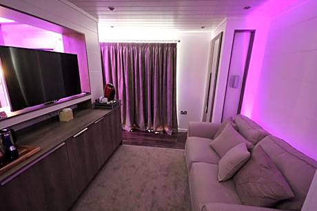 Woodland Escape Spa Suite with Hot Tub