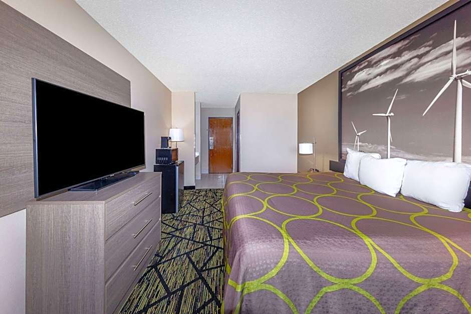 Super 8 by Wyndham Pratt