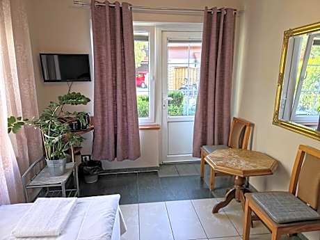 Twin Room with entrance to Garden