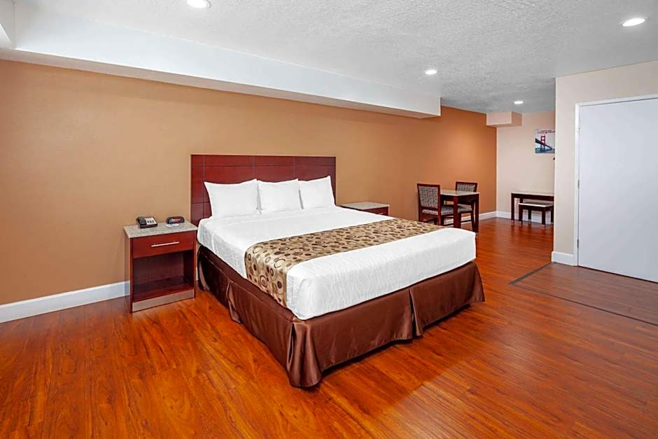 Travelodge by Wyndham Harbor City