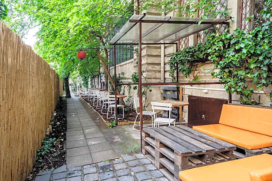 Baroque Hostel & Coworking