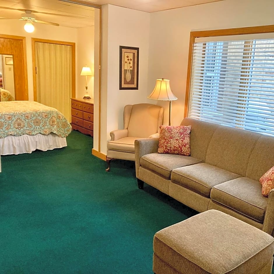 Garden Grove Retreat & Lodging near Pictured Rocks, Fayette, Trails