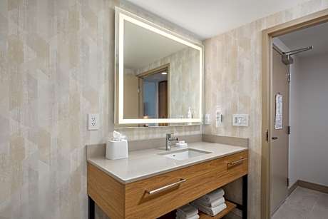 1 King W/Microwv/Fridge