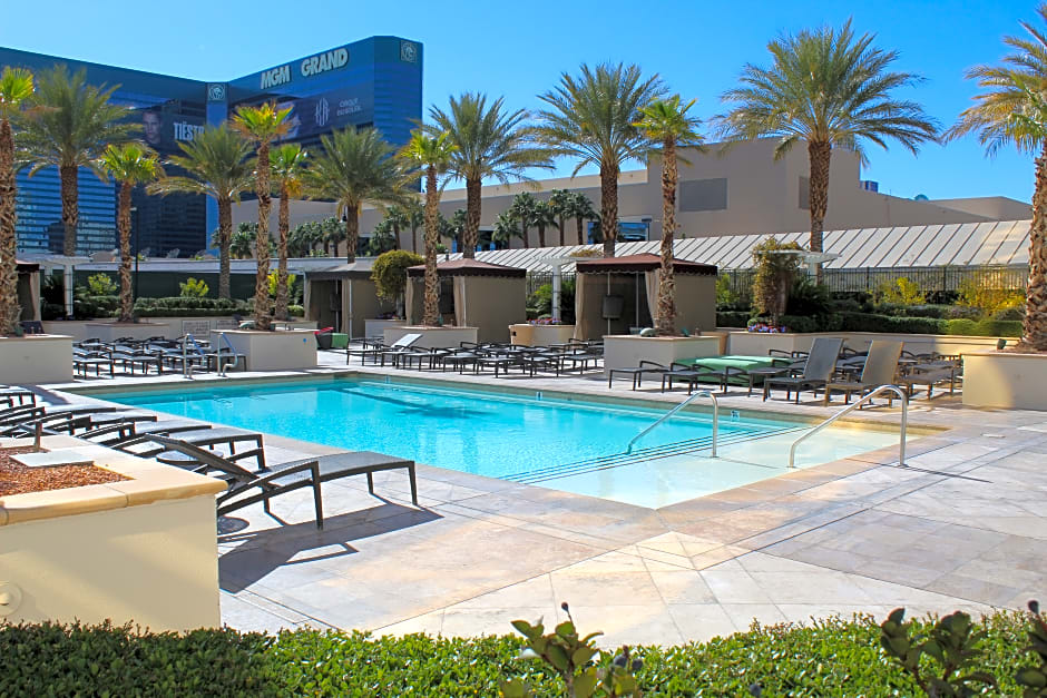 Luxury Suites Int'l at The Signature
