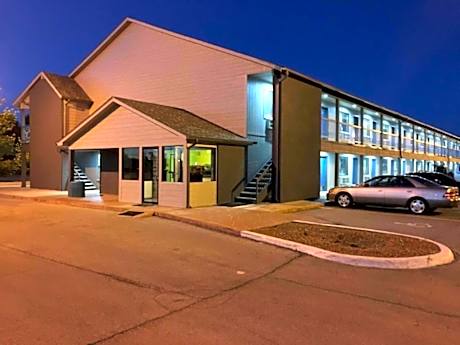 Econo Lodge Inn & Suites