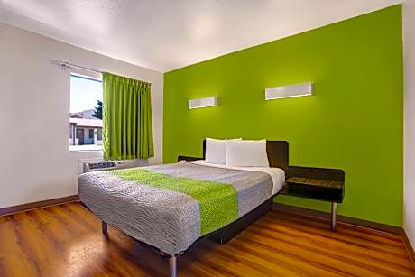 1 King Bed | Non-Smoking