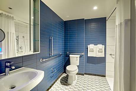 Quadruple Room with Two Queen Beds and Roll-In Shower - Disability Access/Non Smoking