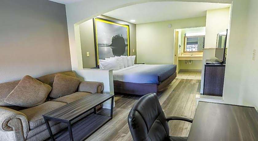 Super 8 by Wyndham Jackson MS Near the Fairgrounds