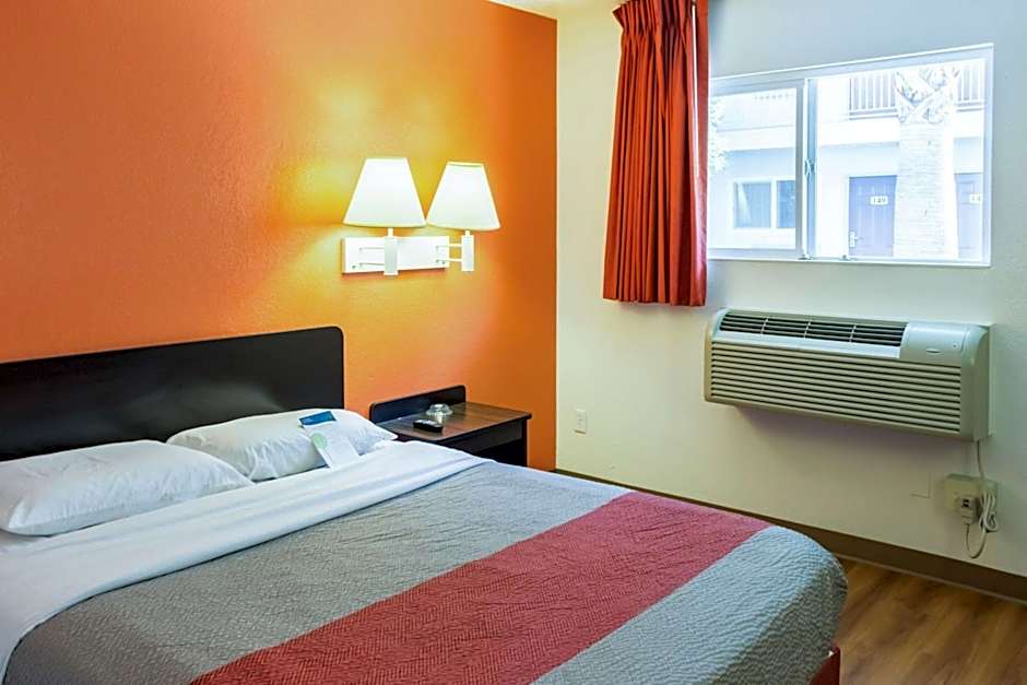 Motel 6-Bakersfield, CA - East