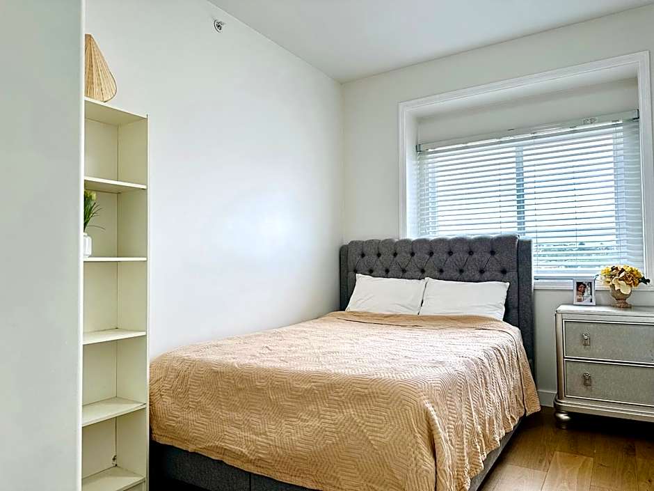 3BR Modern Home - Near SkyTrain - Free Parking & Pet Friendly