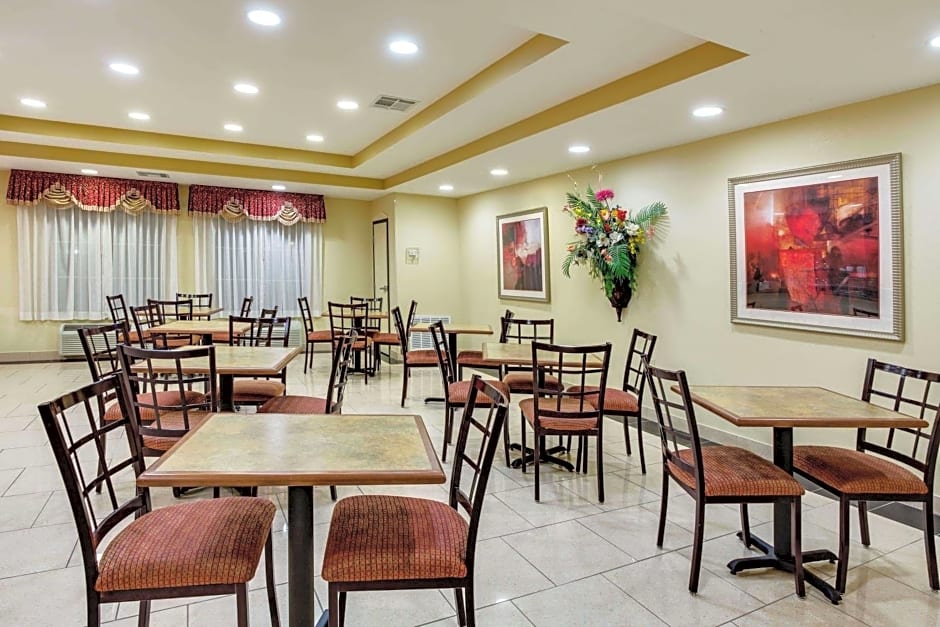 La Quinta Inn & Suites by Wyndham Canton