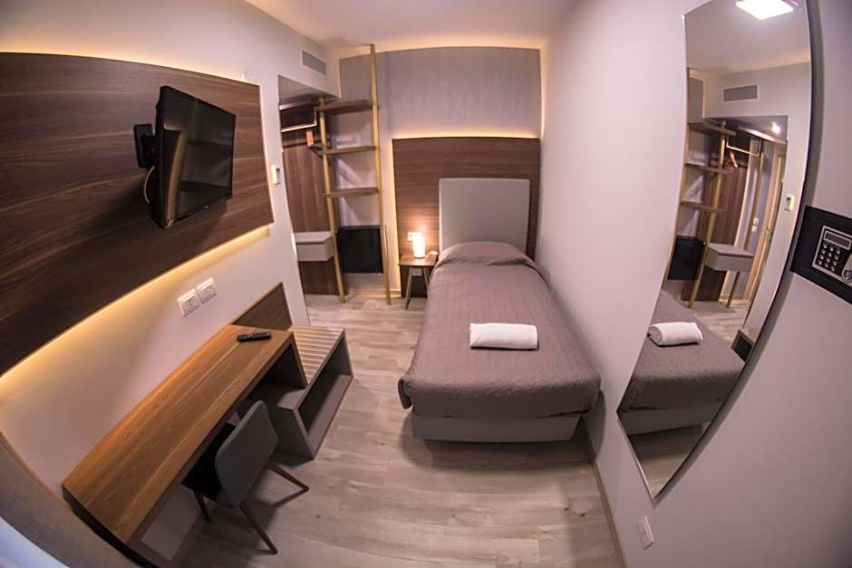 8room hotel