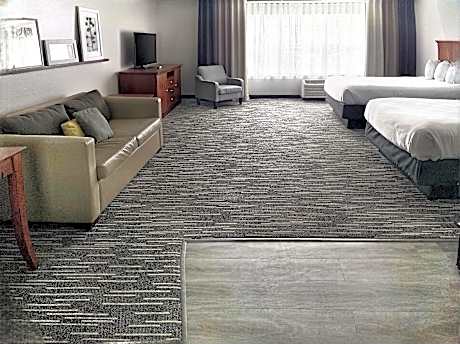 Suite-2 Queen Beds Non-Smoking Sofabed For One Pax Microwave And Mini-Refrigerator Full Breakfast