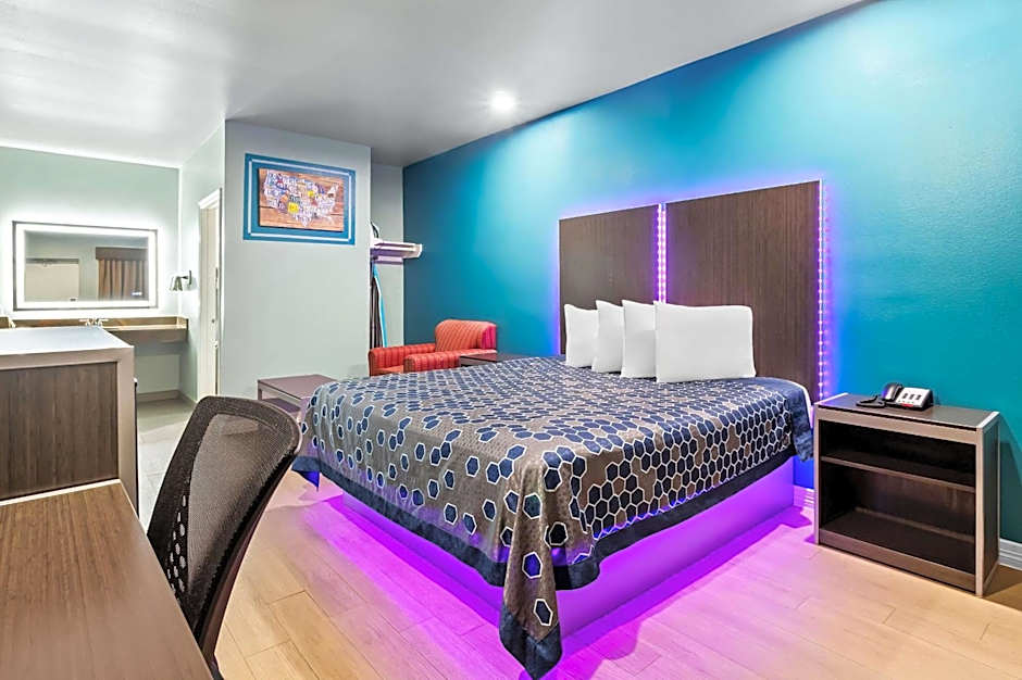 Econo Lodge Inn & Suites