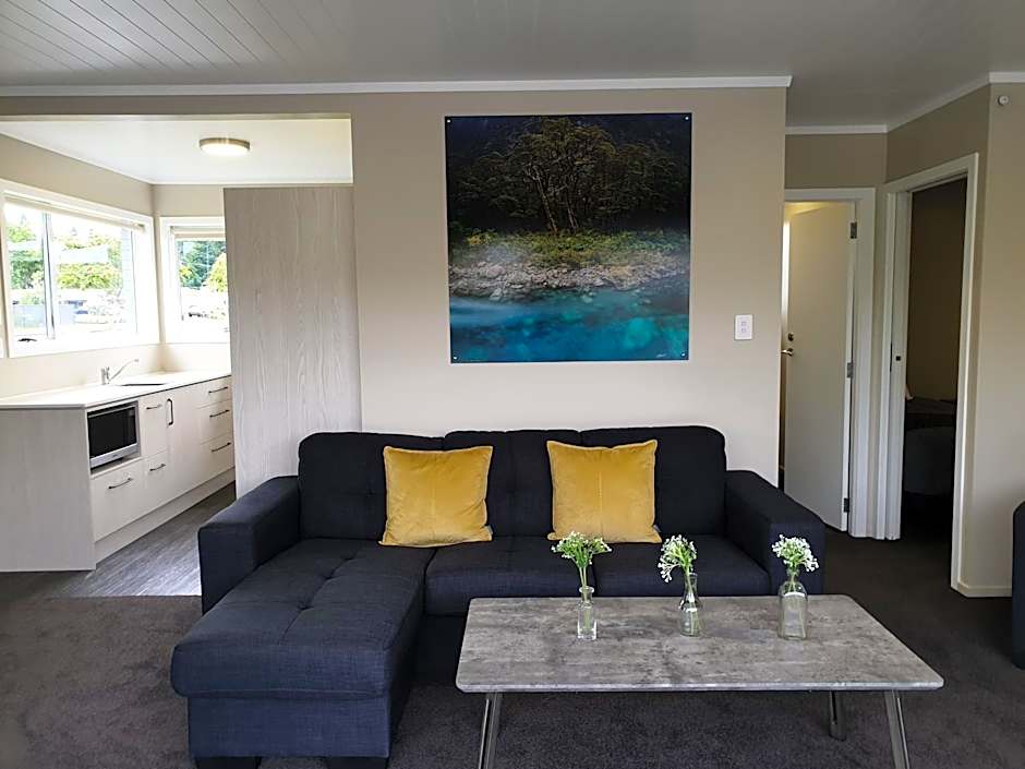 Lakeside Motel & Apartments