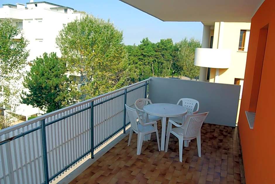 Beachside flat with large balcony - Beahost