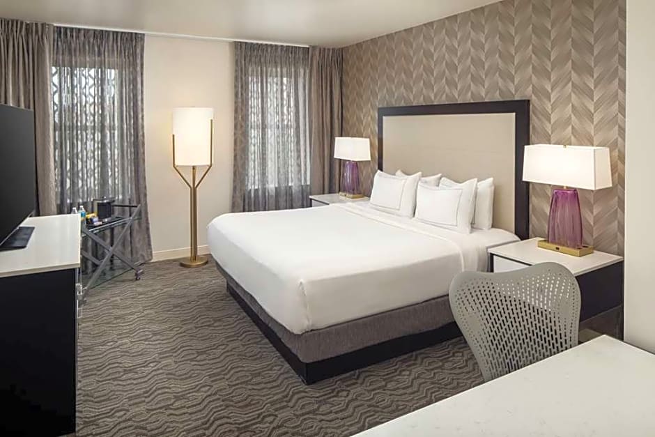 DoubleTree Suites by Hilton Hotel Detroit Downtown - Fort Shelby