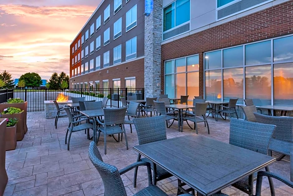 Holiday Inn Express & Suites - Grand Rapids Airport - South by IHG