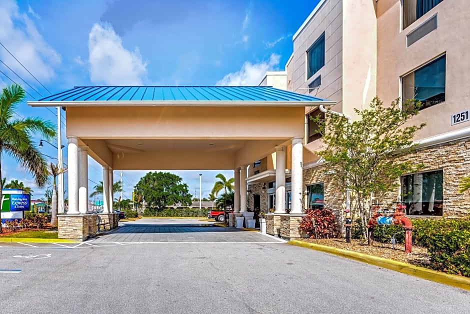 Holiday Inn Express & Suites Lantana By IHG